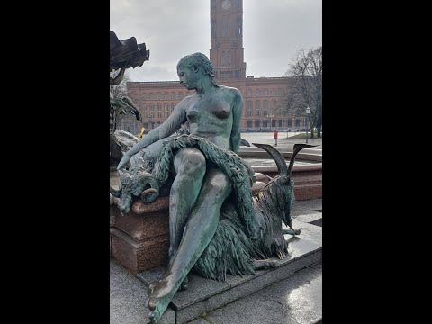 Знаменитий Берлінський фонтан 'Нептун'. Famous Berlin Fountain 'Neptune'.