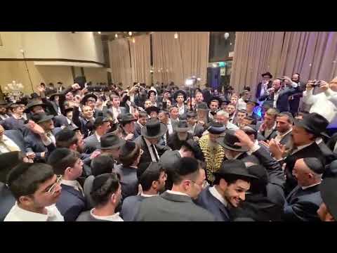 ריקודי שמחה בחתונת נכדו של הגה”צ רבי יצחק כהן