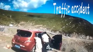 交通事故合集瞬間中國2021第244期：在悬崖停车不拉手刹，小车带着副驾驶溜车滑入山底.每天看一看，開車更安全。