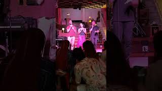 Walking In The Gres - Ecca Pinkfrog Cafe In Nyc