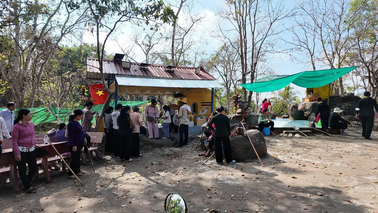 Rằm tháng giêng 2026.Các cụ lớn tuổi loại bộ lên núi dài 5 giếng.Cúng giải căn.quả.Bảy Núi An Giang 