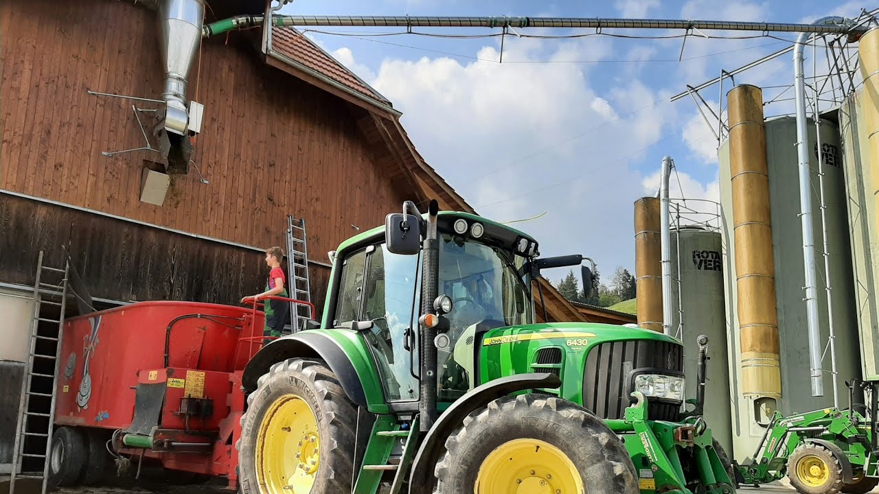 Silofräse Stocker im Einsatz | John Deere 6430 und Futtermischwagen Peecon Biga 12m³
