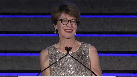 Elizabeth Palmer Accepts ICFJ's 2019 Excellence in...