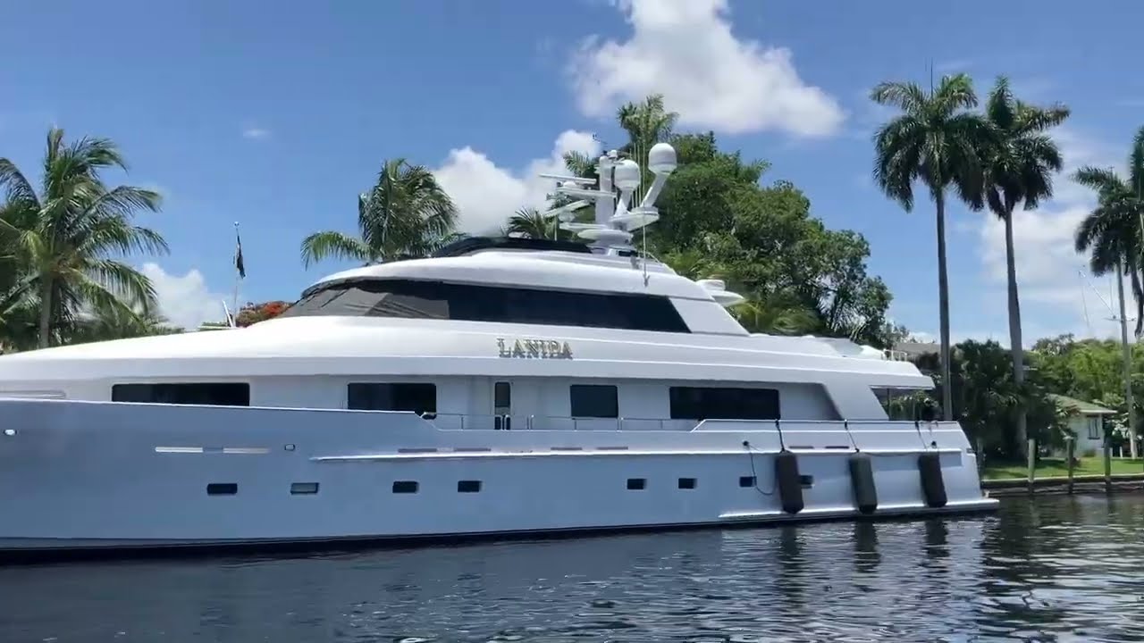 A quiet cruise along the Fort Lauderdale Intracoastal