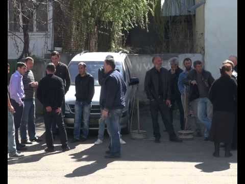 სამი ახალგაზრდის მკვლელობაში ბრალდებულის შვილი სასამართლო სხდომაზე დასაკითხად არ გამოცხადდა