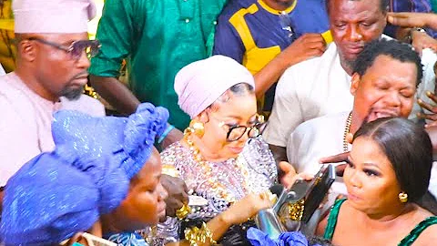 Money Shower! Actress Lizzy Anjorin And Her Husband Make It Rain On Seyi Edun And Niyi Johnson.