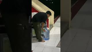 Tutorial Refill Aqua Galon. Fun fact sekarang masih trauma pernah tumpah, jatuh, dan berantakan 🥲