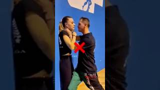 choke on the wall, how to defend yourself efficiently