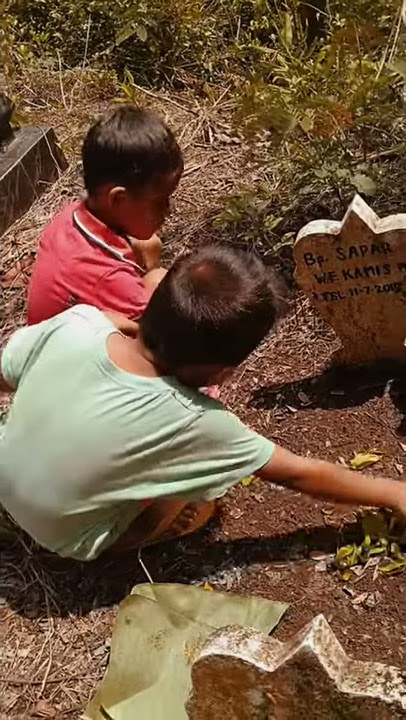 anak kecil ziarah kekeknya di kuburan
