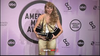 Taylor Swift looks stunning, poses with all her 6 Awards Backstage at 2022 AMAs