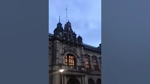 一名抗議者爬上英國謝菲爾德議會，取下以色列國旗，換上巴勒斯坦國旗 - 天天要聞