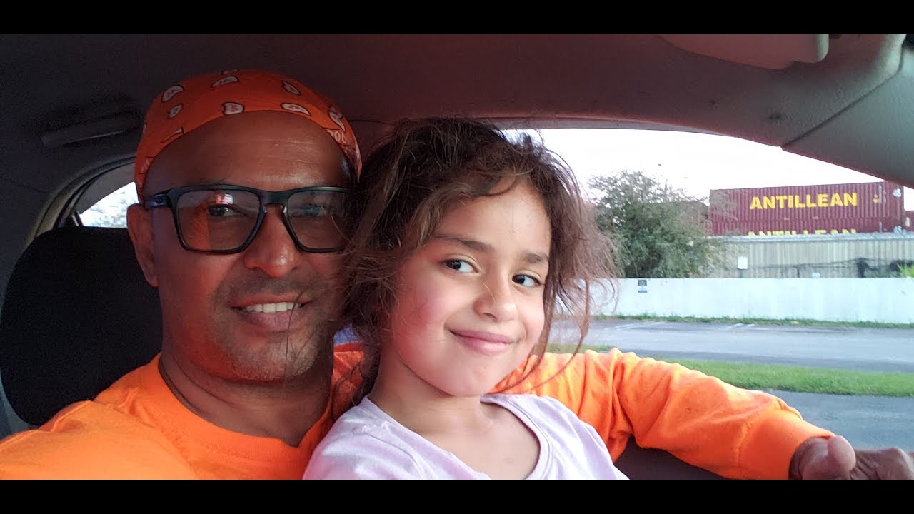 Niña de 6 año manejando por primera ves hija del proteston cubano