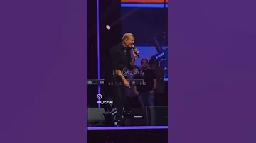 والضحكه الحلوه ديه قولي بتخبيها لمين عمرو دياب 