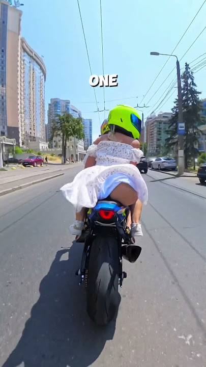 Mengenakan gaun untuk naik motor? 🏍 😅 Bersiaplah untuk menjadi pusat perhatian dari segala penjuru! 💫 #bikelife