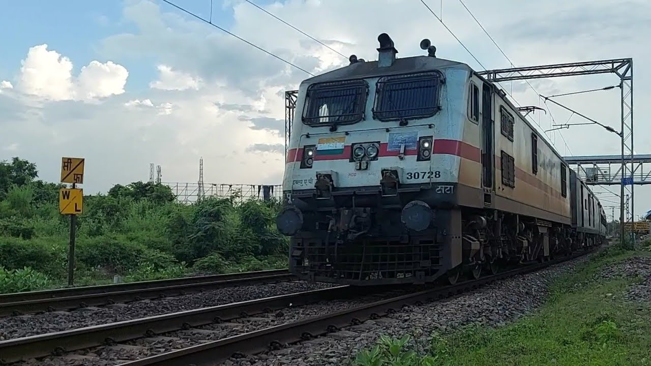 WAP7 Locomotive of 12253 SMVT Bhagalpur Anga Express dangerously ...