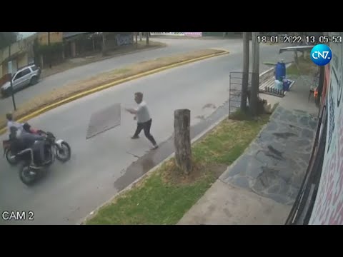 🔴Un comerciante derribó a dos motochorros arrojándoles una reja🔴