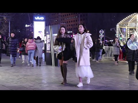 北京三里屯街拍，美女寒冷冬季穿夏裝逛街，這些小姐姐不怕冷嗎