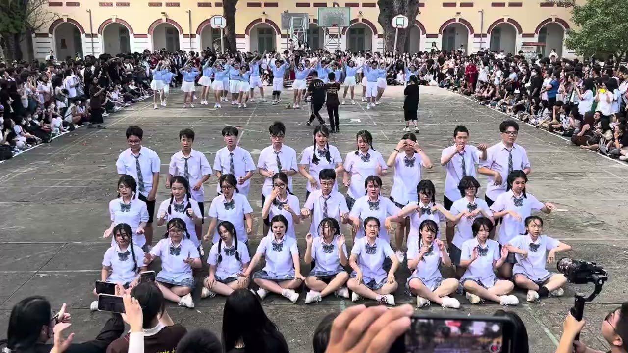 Thi nhảy flashmob Lớp 10A11 Trường THPT Marie Curie
