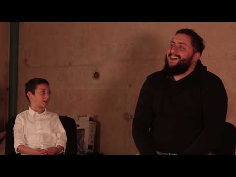 ბავშვები ხვდებიან ილუზიონისტს