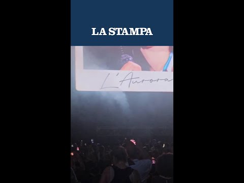 Video Mannaggia a te: AURORA RAMAZZOTTI CANTA a sorpresa con papà EROS a TORINO