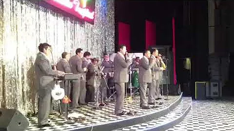 Mauricio Camarillo con "La Sonora Santanera" en el...