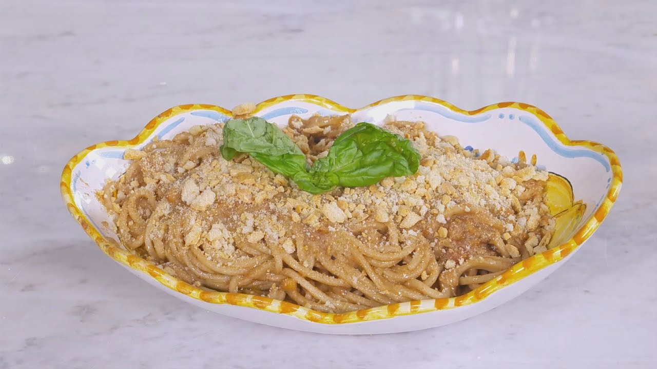 Gli SPAGHETTI con NOCI E NOCELLE | In Cucina con Imma e Matteo