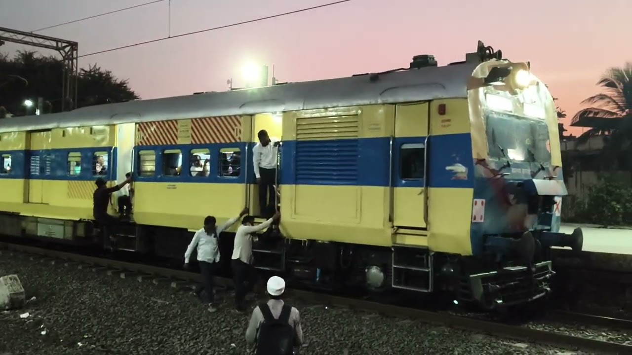 61008 Diva - Vasai Road MEMU Arrives & Departs Kopar | Platform 3
