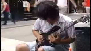 Awalnya di cuekin orang..,,dewa gitar ini nyamar jadi pengamen di jalanan kota,..