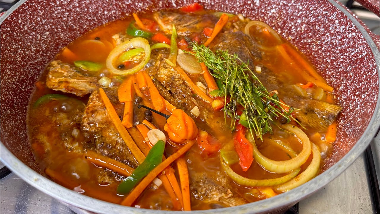 Рыба, тушенная в коричневом соусе (быстро и просто) 🇯🇲