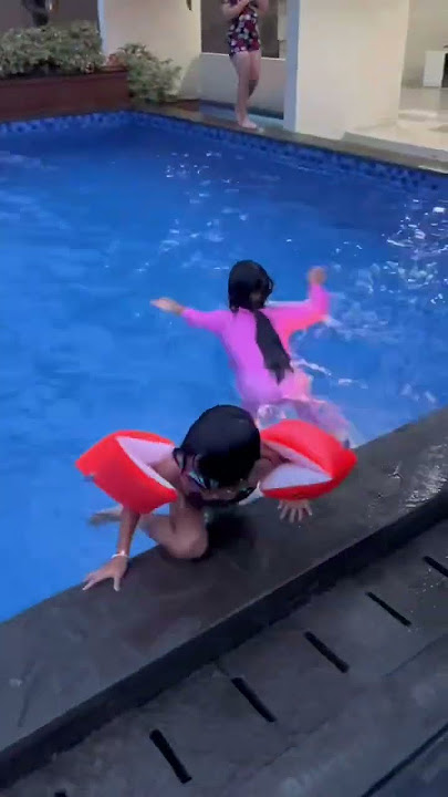 LEIKA DINAR NEKAT NYEMPLUNG KE KOLAM SAAT MAGHRIB😱😳 #swimming #shorts