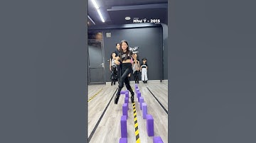 Catwalk challenge with horse-hoof shoes for the professional kids’ class#bybacademy #modeltraining