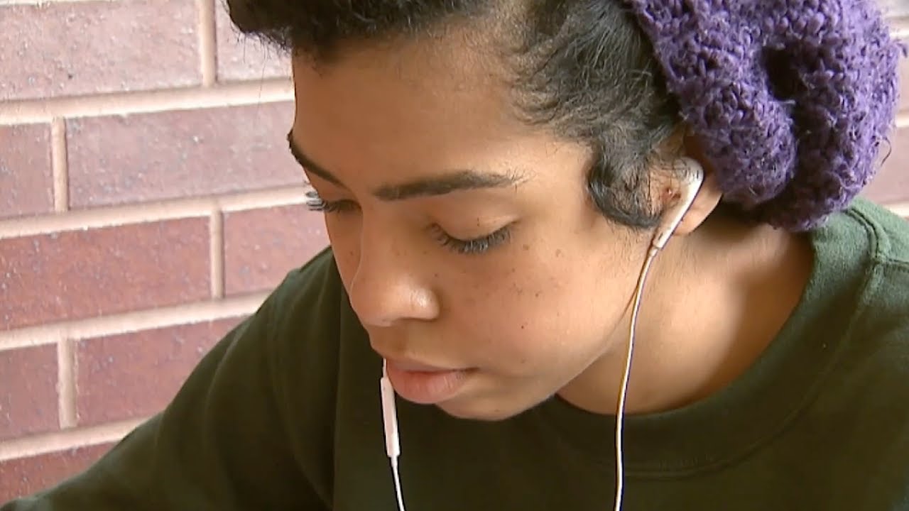 Workplace music may hurt employee morale, study finds