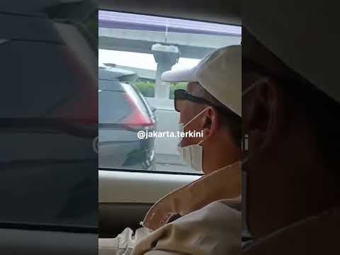 Moment truk melaju kencang setelah terlibat kecelakaan tol Halim .