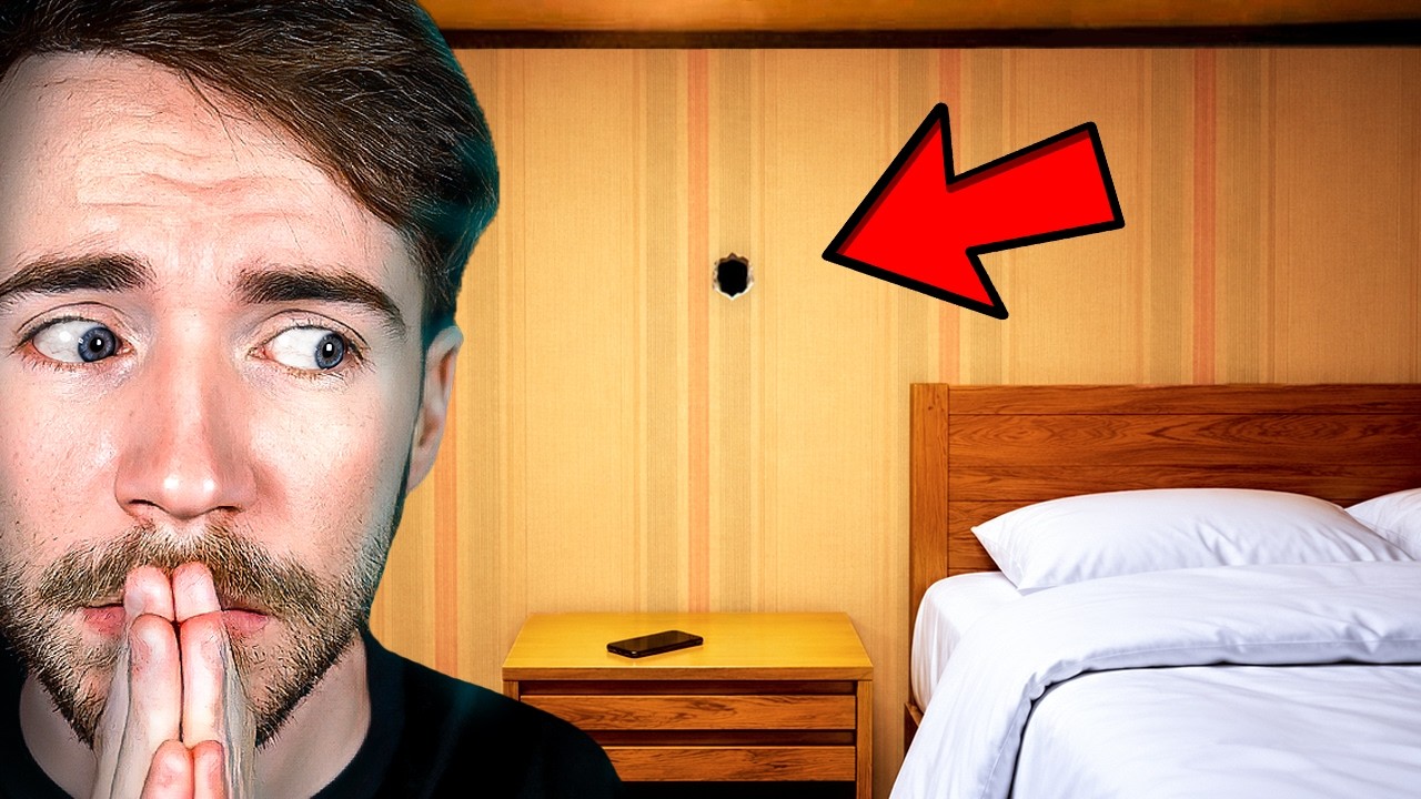 NE REGARDE JAMAIS DANS LE TROU DE CETTE CHAMBRE D'HÔTEL...