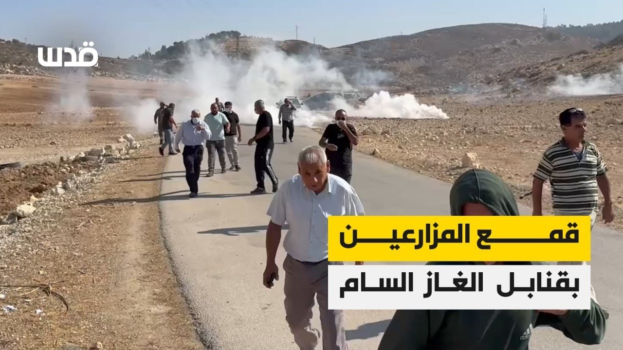 جيش الاحتلال يقمع بقنابل الغاز السام المزارعين في بلدة إذنا غرب الخليل.