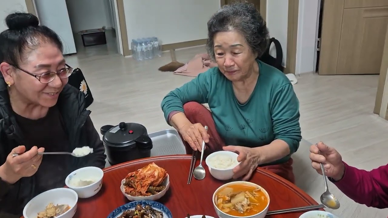 80살시골엄마 간장게장 파김치 동태찌개 끓여서 연립식구들 다 모여서~