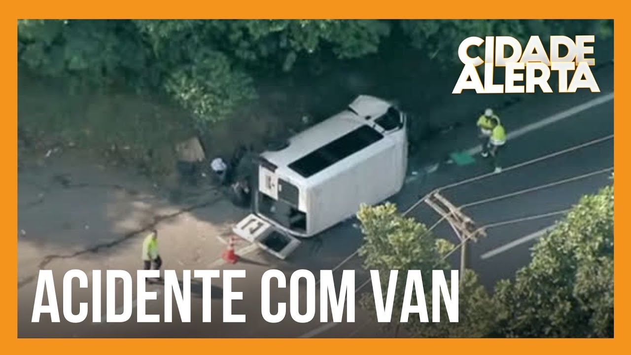 Pelo menos 20 pessoas ficam feridas após van tombar na rodovia Anchieta, em  Cubatão (SP)