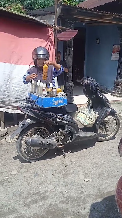 seorang ibu penjual jamu keliling yang selalu tegar dan sabar menghadapi pembeli#jamu#ibupintar