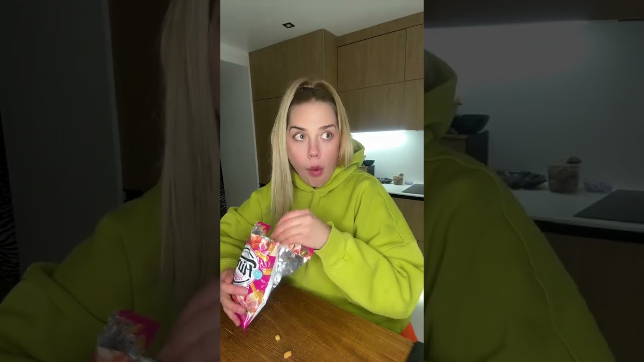 Как едят сухарики в семье.