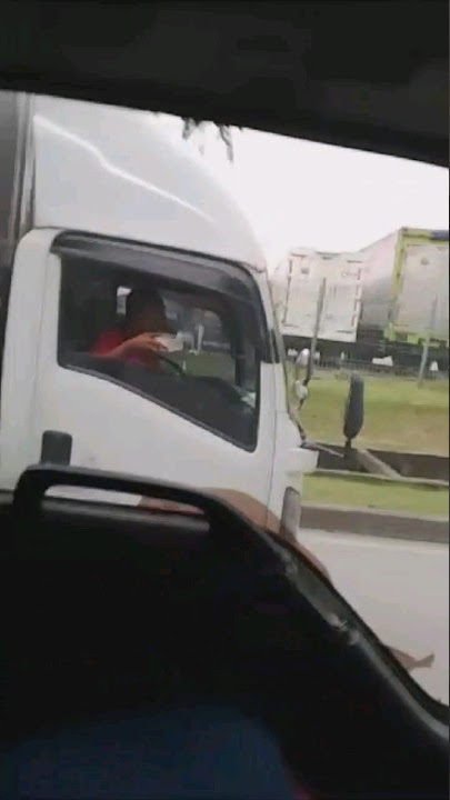Supir Truk Jam mepet nyetir sambil sarapan #supirbarbar #supirtrukskilldewa #supirtrukviral #storywa