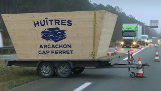 Huîtres: des ostréiculteurs bloquent l'autoroute entre Bordeaux et Arcachon | AFP