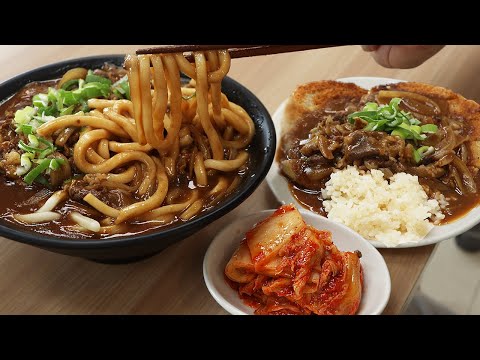 A man who makes curry <strong>udon</strong> and curry pork cutlet..