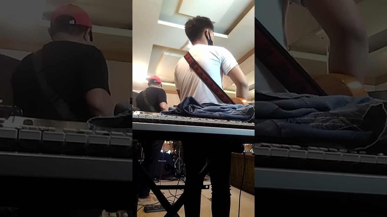 Noebi feat oliss gitaris