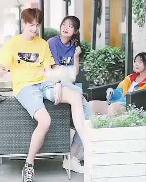 Ciuman Romantis depan Teman.. bikin baper