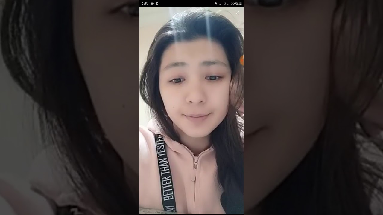 Qiz egilib yubkasini kotarib mushukini korsatdi.