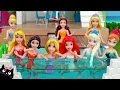 Fiesta en la piscina de las princesas disney y barbie en la casa villa de playmobil  cat juguetes