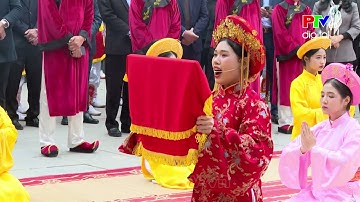 Nữ tế quan thực hiện nghi thức đọc chúc văn tri ân công đức Tổ Mẫu Âu Cơ