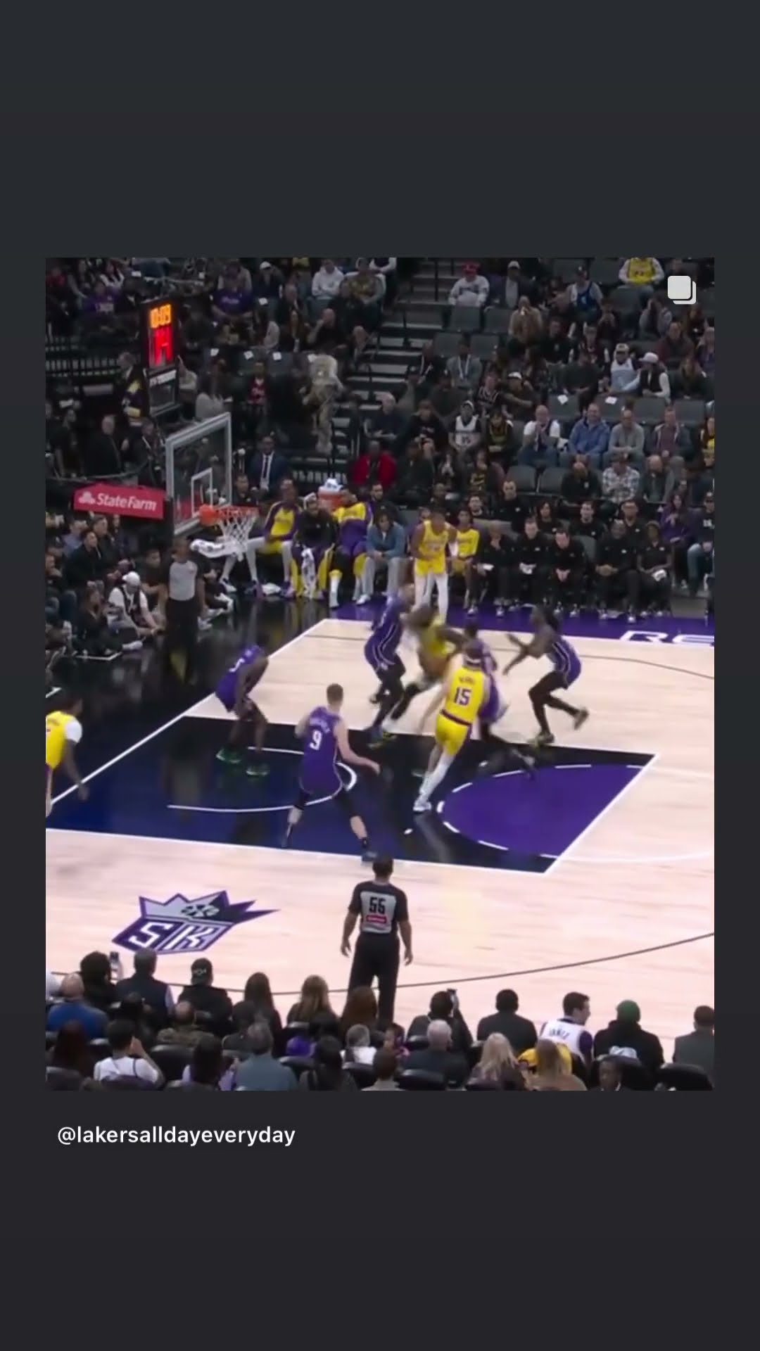 Pretty easy #hoodnews #lebronjames #layup #kingjames #lakers #omg #wow #how #basketball #hooper #wtf