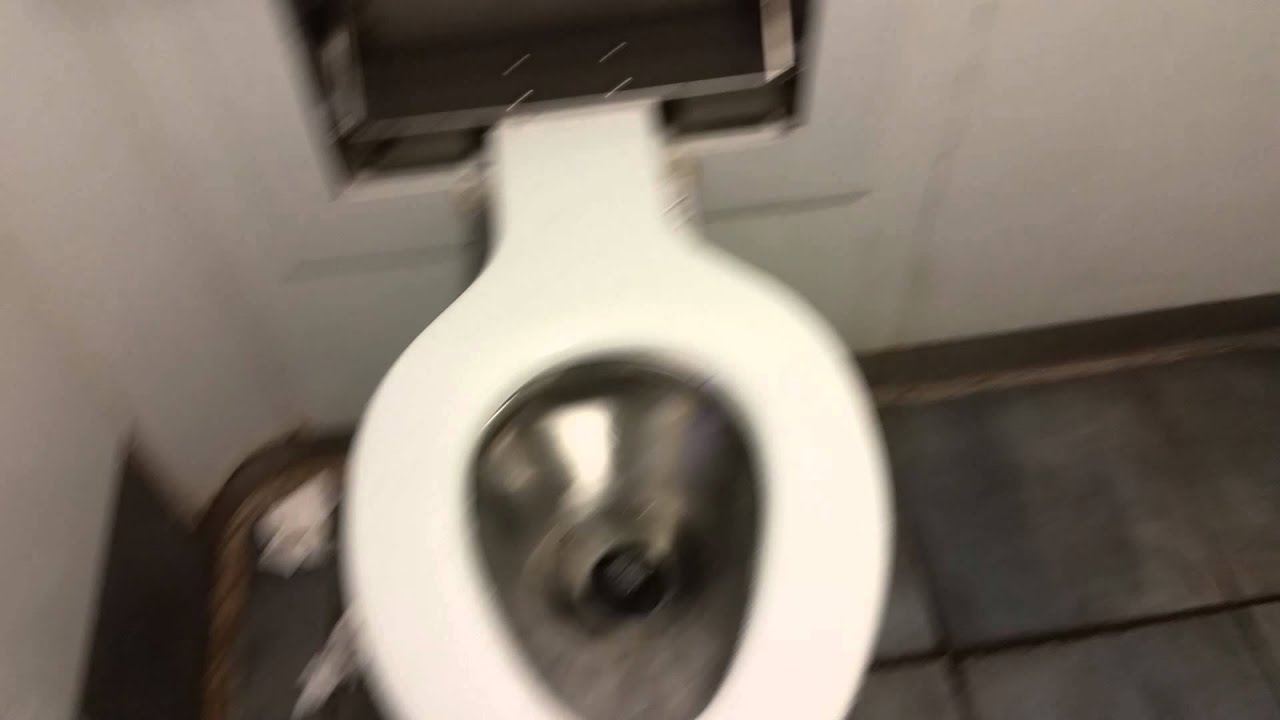 Туалет ExeLoo на станции метро Хантингтон