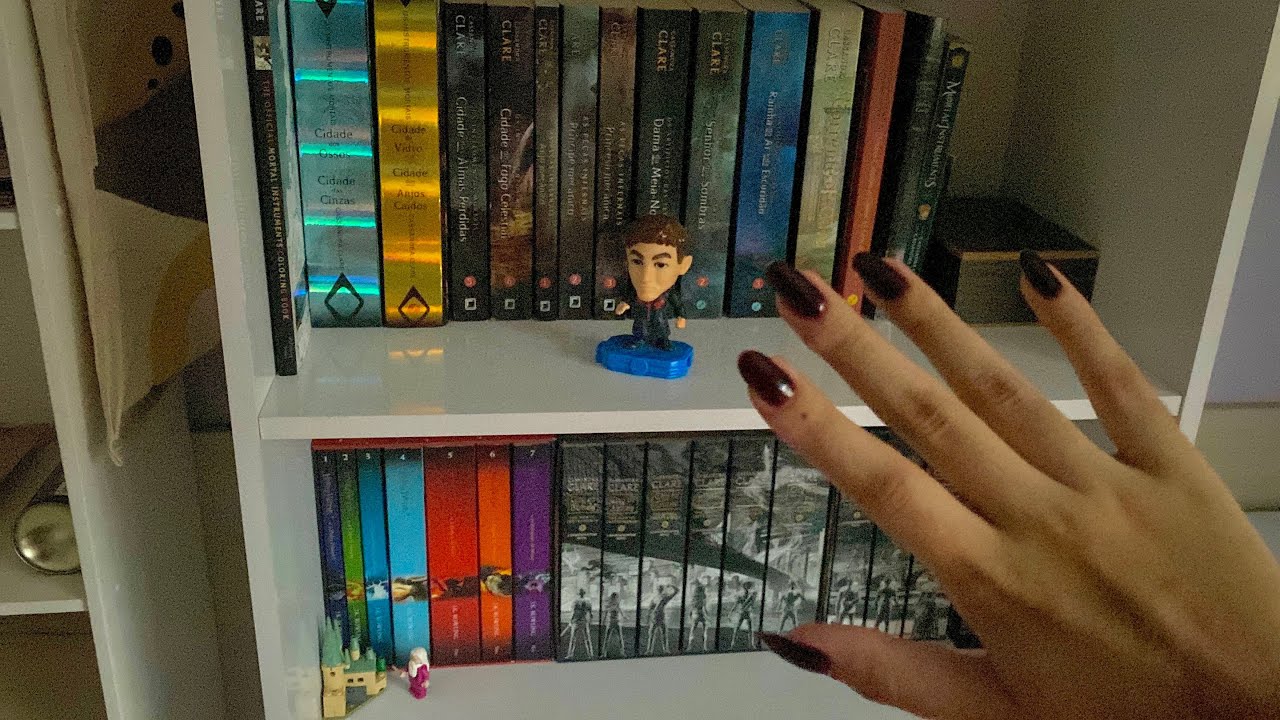 ASMR tour pela minha estante de livros | book tapping and scratching